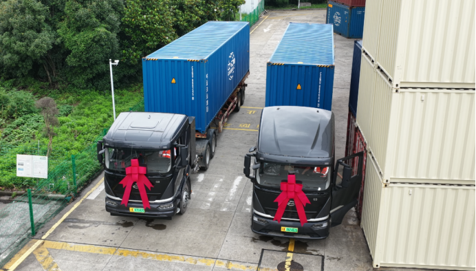 1767143669163245.png 北外滩迎来“零碳车队”,比亚迪纯电重卡在沪开启试运营374.png