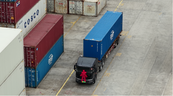 1767143676535386.png 北外滩迎来“零碳车队”,比亚迪纯电重卡在沪开启试运营529.png